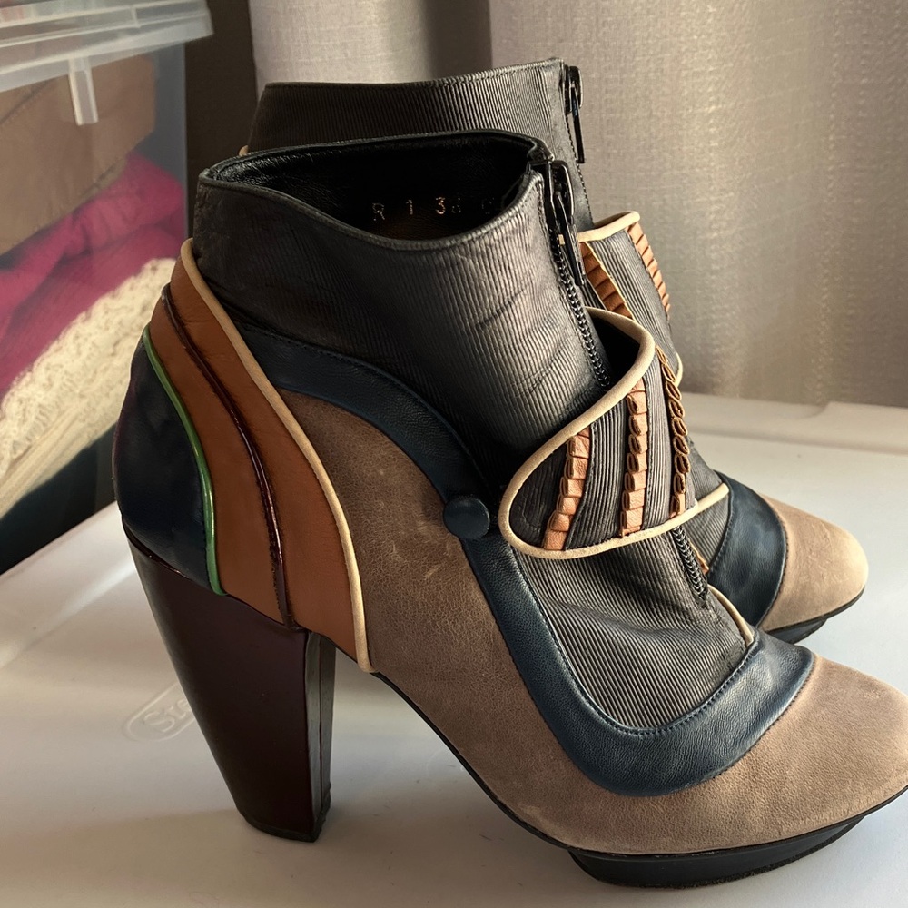 KRON by KRONKRON 4” high heeled leather artistic ankle boots EU size 36 US 5.5 6